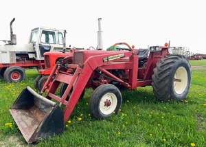 lot 9 image: International 674 Tractor with  Hydraulic Freeman Loader