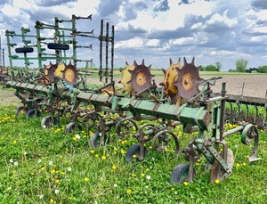 lot 27 image: John Deere ER010 Row Crop Cultivator