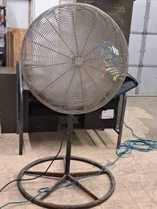 lot 17 image: Dayton 30 12-HP Pedestal Fan 3M505B