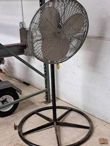 lot 19 image: Dayton Pedestal Fan