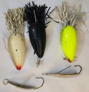 lot 30 image: 5 Used Lures - 3 Northland  Tackle Moss Boss, Johnson Silver Minnow & Strike King