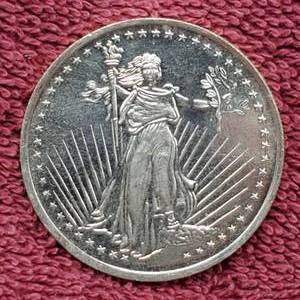 lot 136 image: 1 Troy Oz Silver Round Silvertowne