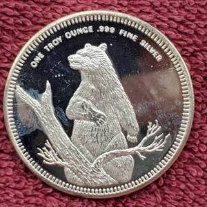 lot 140 image: 1 Troy Oz Silver Round Davy Crockett