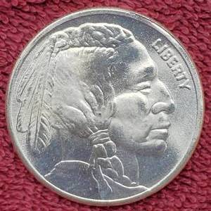 lot 197 image: 1 Troy Oz Silver Buffalo Round
