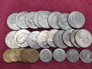 lot 399 image: 27 Dollar Coins 17 Eisenhower, 6 Sacagawea & 4 Susan B. Anthony
