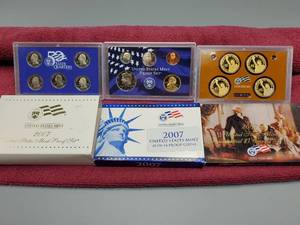 lot 403 image: Complete 2007 U. S. Mint Set with Boxes
