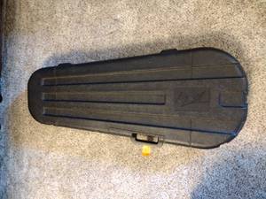 lot 19 image: Peavey contour hard case guitar case