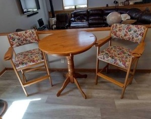 lot 71 image: Round Table and Pool Chairs