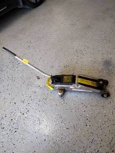 lot 50 image: Xtreme Car jack