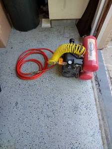 lot 27 image: Air compressor AC2016BD 2HP 4.2 gal tank