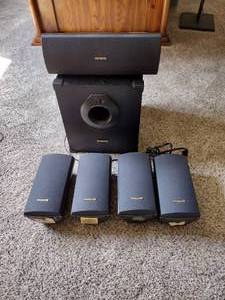 lot 90 image: Aiwa 5 speakers and amp