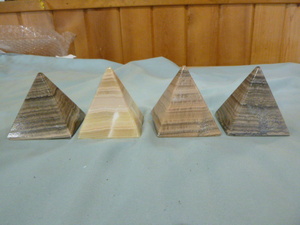 lot 42 image: 4 Zebra Calcite Pyramids