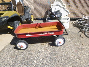 lot 11 image: Radio Flyer 90 Wagon