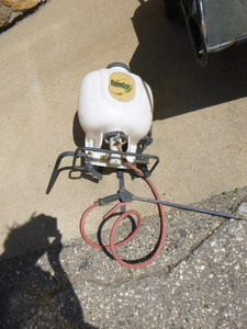 lot 7 image: Round-Up Backpack Sprayer