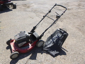lot 5 image: Snapper Push Mower with Bagger