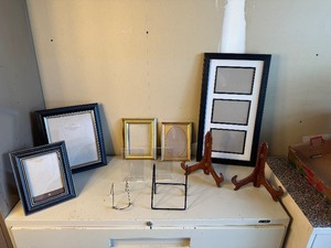 lot 32 image: Picture Frames and Small Easels