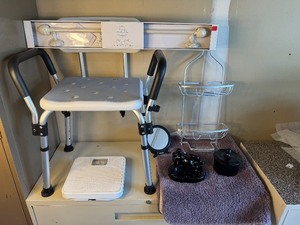 lot 34 image: Shower Safety Seat, Scale, Shower Organizer, Conair Mirror, Frog Soap Holder, New Towel Bar and Purple Bath Mat (39 x 23)