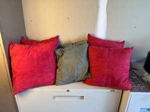 lot 40 image: Six Decorative Throw Pillows - Red and Green