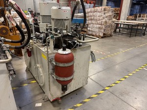 lot 98 image: Hydraulic Revoirs with Two Motors