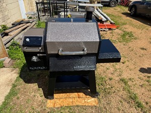 lot 121 image: Pit Boss Pellet Smoker - Laredo 1000 Platinum Series (Electric Powered) includes 10 lbs Hickory Pellets. Two built in Temp Probe. Barely Used.s.