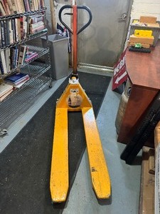 lot 131 image: Uline H-2507 Scissor Lift Pallet Jack