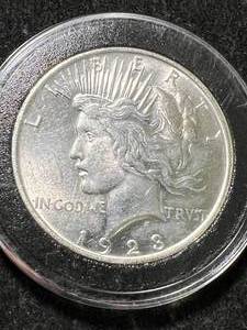 lot 08 image: 1923 US PEACE SILVER DOLLAR IN AIRTITE