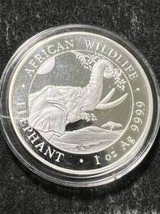 lot 25 image: 2023 AFRICAN ELEPHANT 1 TROY OZ .9999 FINE SILVER IN AIRTITE