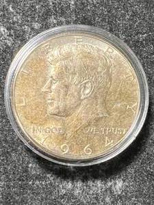 lot 62 image: 1964 US KENNEDY HALF DOLLAR IN AIRTITE