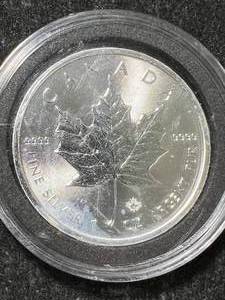 lot 70 image: 2016 CANADIAN MAPLE LEAF 1 TROY OZ .9999 FINE SILVER IN AIRTITE
