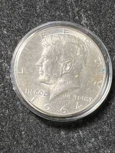 lot 74 image: 1964 US KENNEDY HALF DOLLAR IN AIRTITE