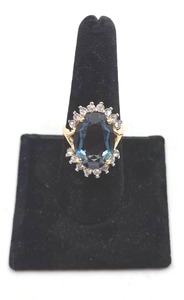 lot 79 image: 18K Gold Gemstone Ring- Size 7.75, 7.73 grams