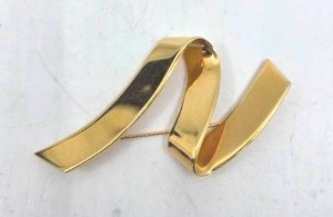 lot 111 image: Vintage Monet Gold Toned Ribbon Brooch Pin