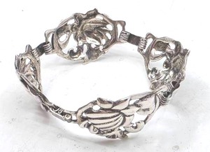lot 125 image: Vintage Sterling Silver Floral Design Bracelet- 7.5