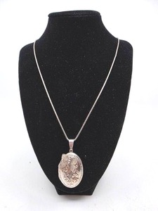 lot 130 image: Vintage Victorian Sterling Silver Baer Chain & Large Butterfly Floral Locket