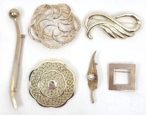 lot 133 image: 6 Gold Brooches & Pins