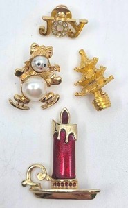 lot 134 image: 4 Gold Christmas Pins
