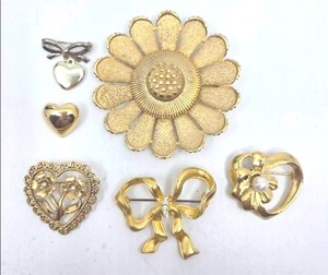 lot 141 image: 6 Gold Floral & Heart BroochesPins