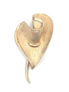 lot 148 image: Vintage Coro Gold Heart Brooch Pin