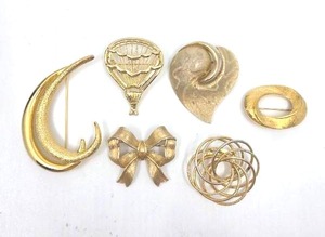 lot 160 image: 6 Gold BroochesPins