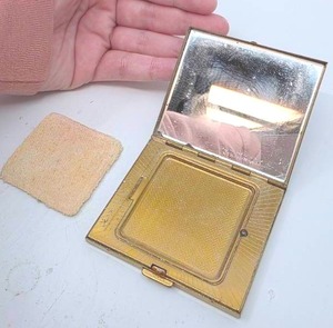 lot 162 image: Vintage Antique Womens Makeup Powder Compact Mirror