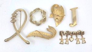 lot 164 image: 6 Gold BroochesPins