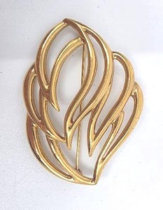 lot 176 image: Vintage Monet Gold Abstract Leaf Brooch Pin