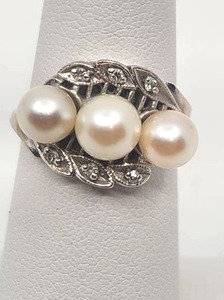 lot 12 image: Stunning Pearl and Diamond Ring in 14k White Gold - Size 5.0