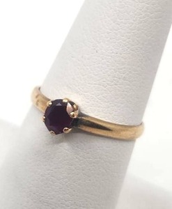 lot 32 image: Natural Ruby Ring Set in 18k Yellow Gold - Size 7.0