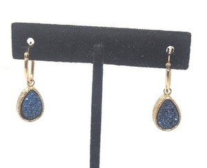 lot 33 image: Very Pretty 14k Yellow Gold and Blue Druzy Earrings - 3.05g