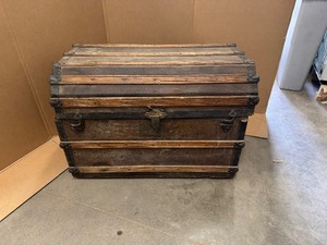 lot 51 image: Vintage Steamer Trunk