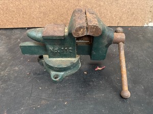 lot 63 image: Vintage Bench Vise