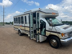 lot 1 image: 1998 Ford CTV Bus with Wheel Chair Lift