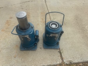 lot 112 image: Pair of Bottle Jacks