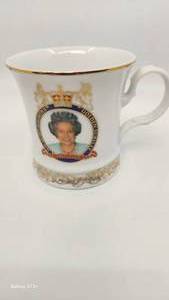 lot 33 image: Vintage Queen Elizabeth Golden Jubilee Collectors Tea Cup